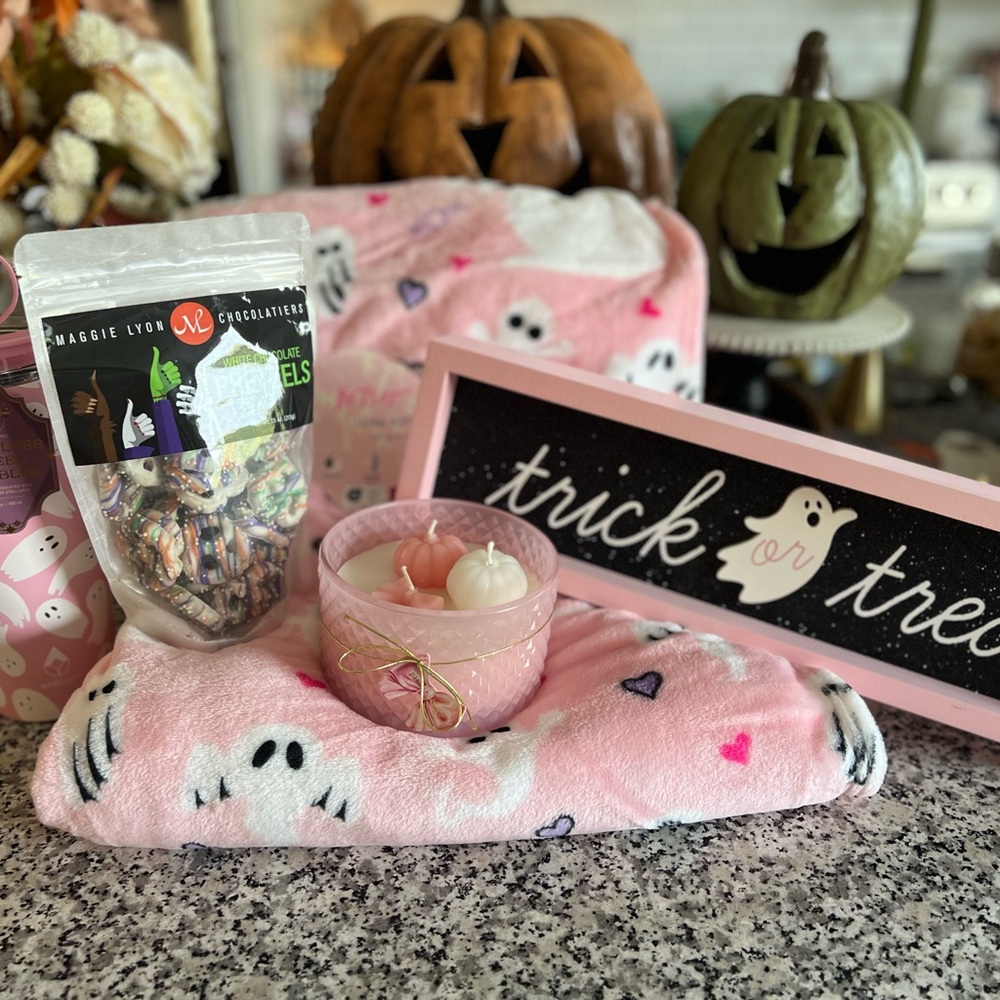 Betsy Johnson Pink Ghost Blanket Bundle